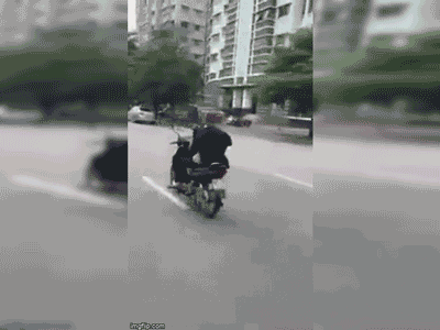 Kinh hãi clip 'quái xế' U50 mở loa nhạc xập xình, nằm trên yên, lái xe tốc độ cao bằng chân