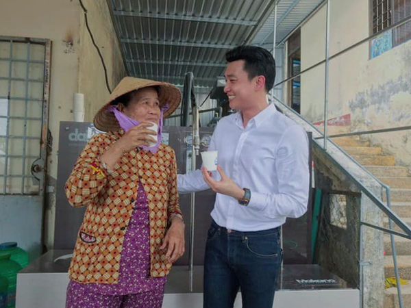 Quốc Trường xót xa khi tận mắt nhìn thấy cảnh tượng khó khăn, đích thân xuống tận miền Tây trao máy lọc nước cho bà con