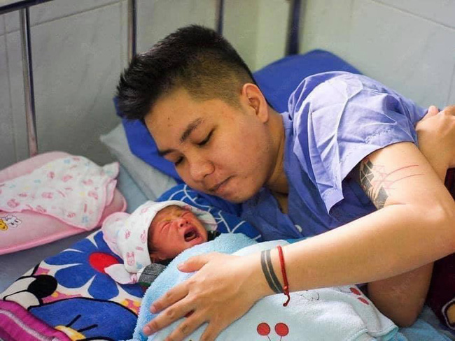 Bất ngờ với những hình ảnh hiếm hoi lộ diện về em bé mà "người đàn ông Việt Nam đầu tiên mang bầu" sinh ra