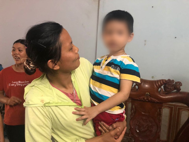 Bé trai bị bố bỏ rơi tại toà kèm lời nhắn 'tôi không đẻ, tôi không nuôi' đã được về với mẹ ruột