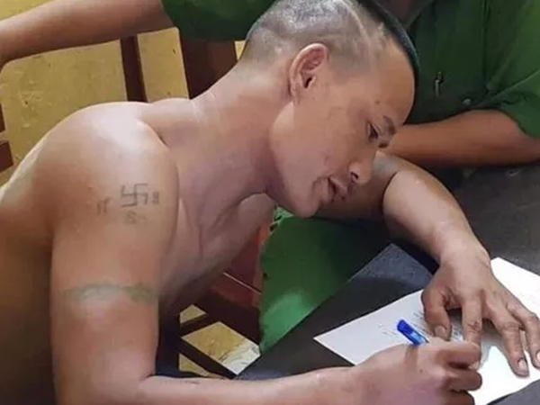 2 tay 2 dao xông vào trụ sở công an chém 1 cán bộ trọng thương