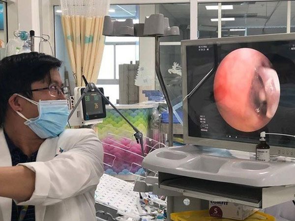 Ăn cháo lươn, bé gái 7 tháng tuổi suýt chết
