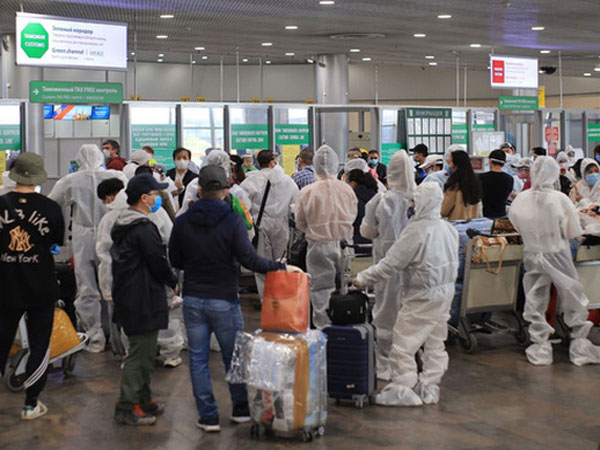 Khả năng cao 2 tiếp viên hãng Vietnam Airlines bị lây Covid-19 trong quá trình vận chuyển hành khách từ Nga về Việt Nam