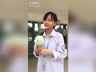 Dân mạng rần rần chia sẻ loạt clip 'thả thính' của nữ sinh 2003 ở Hà Nội: Gương mặt như thiên thần, cười lên lại càng xinh gấp bội