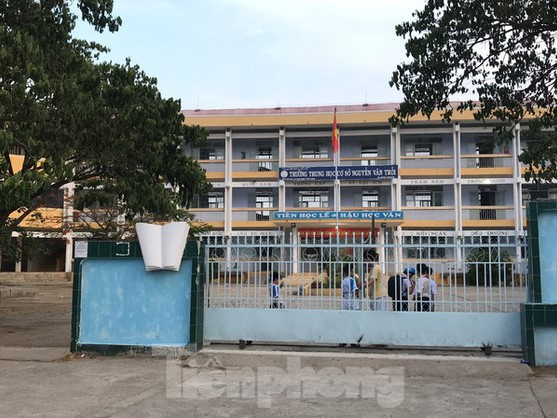 Học sinh lớp 9 trút "mưa dao" vào 2 bạn ngay tại trường