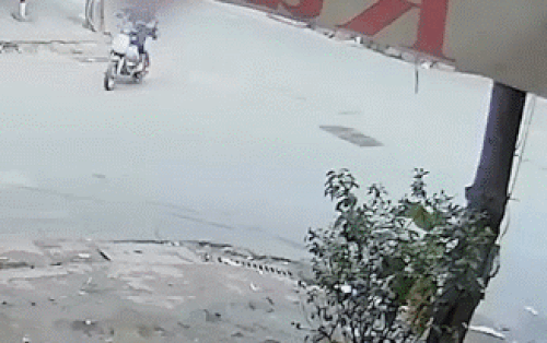 Bẻ lái "khét lẹt" giữa ngã tư khiến nam thanh niên ngã nhào, dân mạng càng ngán ngẩm hơn với thái độ sau đó của 2 cô gái đi xe đạp điện
