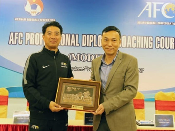 Báo Thái bất ngờ tiết lộ mức lương 'khủng' của tân GĐKT VFF
