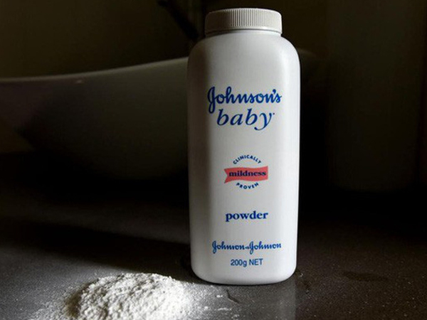 Johnson & Johnson ngừng bán phấn rôm trẻ em vì cáo buộc có chất gây ung thư