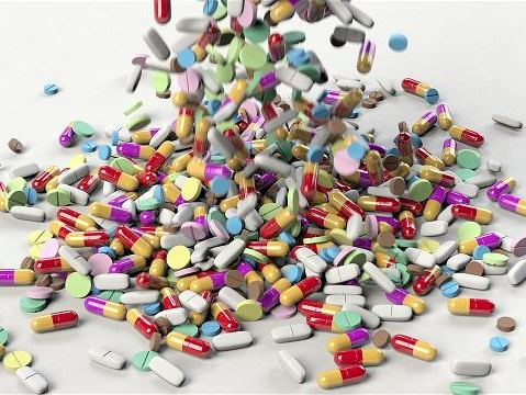 Anh thu gom thuốc trị sốt rét Hydroxychloroquine số lượng lớn