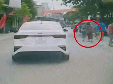 Video: Đột ngột lao sang đường, bé trai bị ô tô cán trúng chân