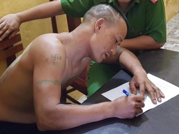 Khởi tố kẻ 2 tay 2 dao chém trọng thương cảnh sát