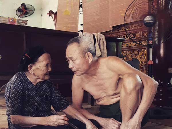 Đăng clip ông dỗ dành bà đi ngủ lên tiktok cho vui, cháu trai ngơ ngẩn khi thấy lượt view tăng vù vù