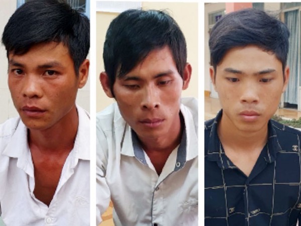 Kề dao vào cổ người đi đường cướp, lấy tiền về quê