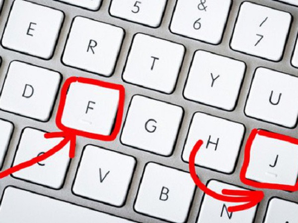 Vì sao nút 'F' và 'J' trên bàn phím lại có đường lằn ngang?