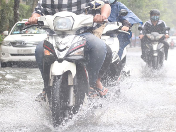 TP.HCM: 'Rốn ngập' Nguyễn Hữu Cảnh lênh láng như sông sau trận mưa trắng trời