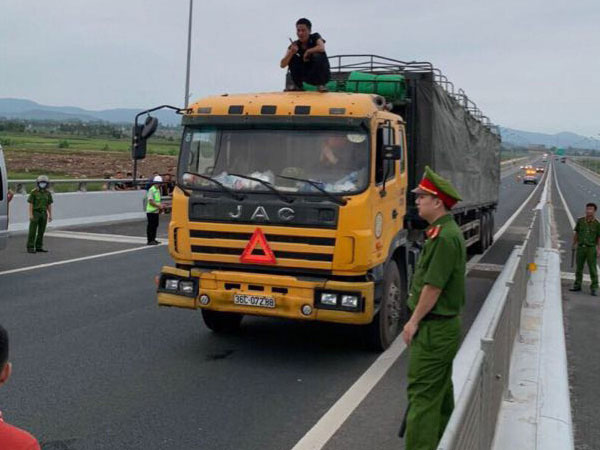 Nam thanh niên 'ngáo đá' cầm dao dọa chém người trên cao tốc