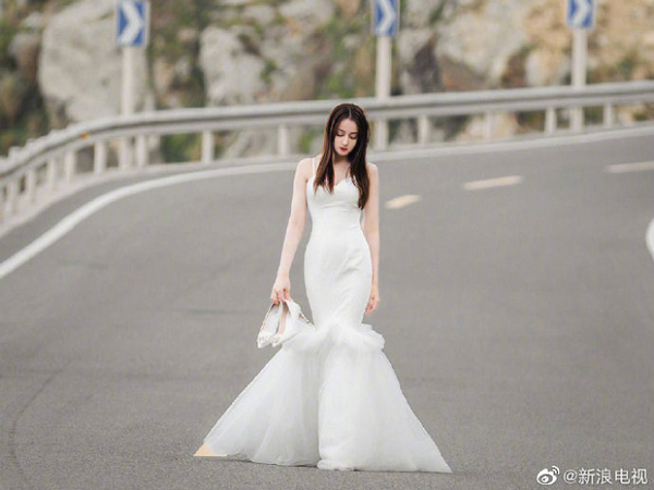 Phim mới vừa lên sóng, cả Weibo đã 'phát sốt' với khoảnh khắc Địch Lệ Nhiệt Ba mặc váy cưới đẹp xuất sắc như nữ thần