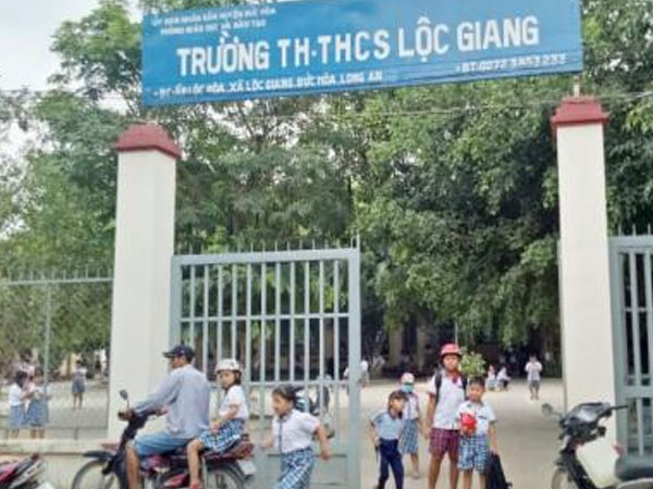 Con rời lớp trễ, bố dùng mũ bảo hiểm đánh tới tấp khiến cô giáo bất tỉnh