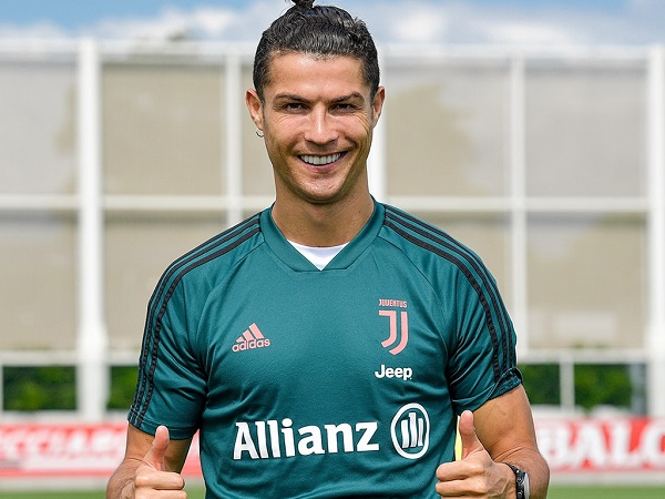 Ronaldo tươi rói trong ngày đầu trở lại sân tập Juventus