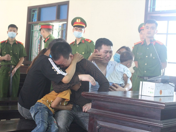 Vận chuyển thuê ma túy kiếm tiền bất chính, 2 bị cáo nhận án tử khiến người thân khóc ngất