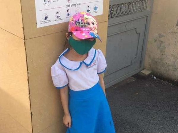 Vụ việc bé gái bị phê bình vì đi học sớm, phải đứng ngoài cổng trường giữa trưa nắng 40 độ, phụ huynh bức xúc: 'Con hiện giờ rất sợ cô'