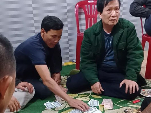 Chủ tịch xã đánh bạc giữa mùa dịch bị cách chức
