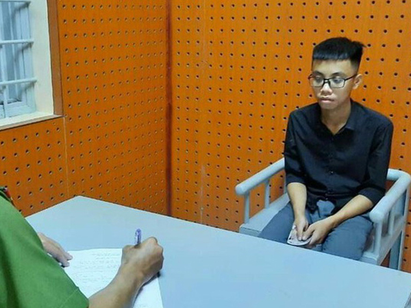 Thấy trai lạ nhắn tin cho bạn gái, thanh niên rủ 6 người mang mã tấu đi chém người