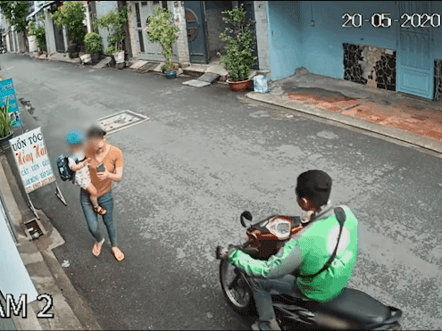 Đang gọi video, mẹ trẻ bế con bị giặt phăng điện thoại, kẻ trộm nhanh chóng nhận cái kết bẽ bàng