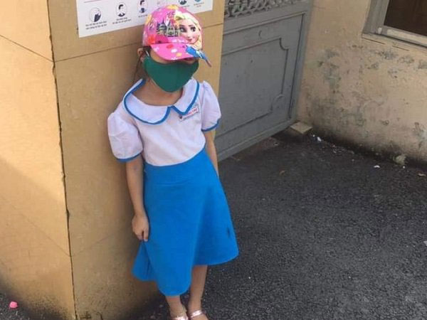 Học sinh lớp 1 bị phê bình, đứng ở cổng trường giữa trưa nắng vì... đi học sớm