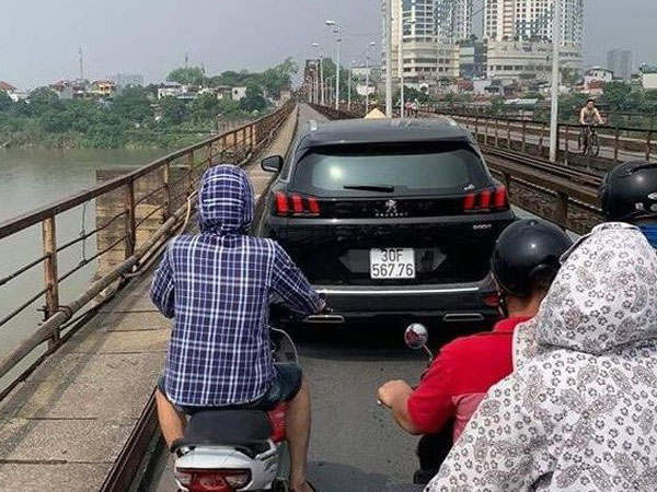 Phạt 1,5 triệu đồng, tước GPLX 2 tháng nữ tài xế lái xe lên cầu Long Biên