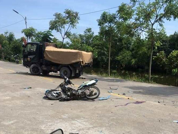 2 học sinh đi xe máy chết thảm sau va chạm với xe tải