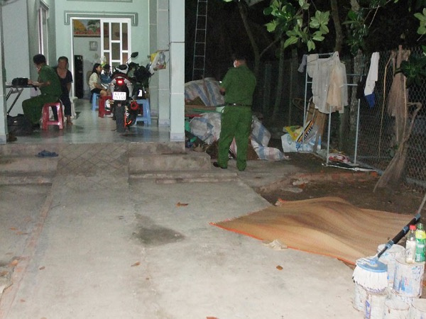 Cha nhậu say chửi mẹ, con cầm bánh xe máy đánh chết