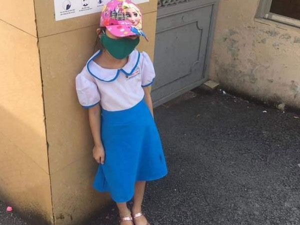 Vụ học sinh lớp 1 đến sớm bị phê bình, đứng ngoài nắng: 'Con tôi buộc phải ra ngoài đứng'