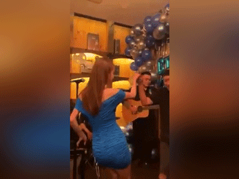 Trường Giang đi dép tổ ong, ôm Nhã Phương khiêu vũ trong bữa tiệc sinh nhật bà xã khiến Hoàng Oanh và hội bạn thân trầm trồ