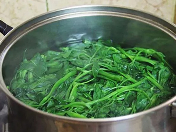Nước rau muống luộc xong chuyển màu xanh đen có nên ăn hay đổ bỏ?