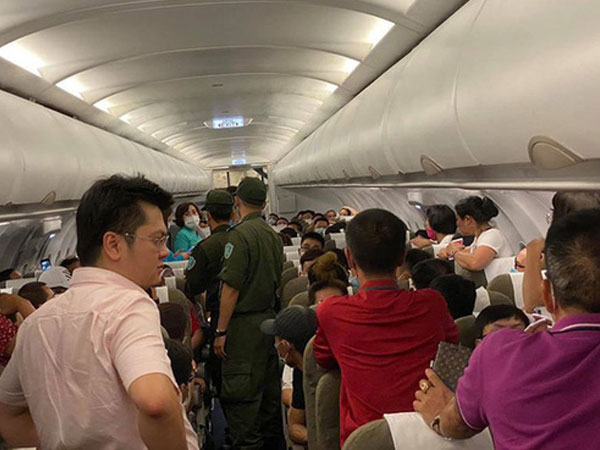 Lăng mạ tiếp viên, tranh giành chỗ để hành lý, nam hành khách bị yêu cầu rời máy bay