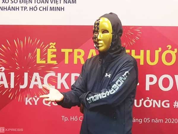 Những đại gia trúng số hàng trăm tỷ tiêu tiền ra sao?