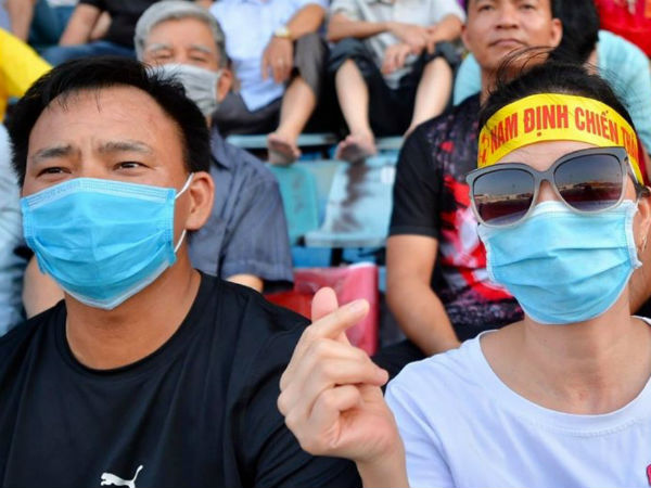 CĐV Nam Định được đo thân nhiệt và yêu cầu đeo khẩu trang vào sân trong trận đấu chuyên nghiệp đầu tiên trên thế giới có khán giả sau Covid-19