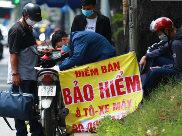 Khi mua bảo hiểm để đối phó: Đến sinh viên nghèo cũng được thuê bán, thu 600.000 đồng/ngày