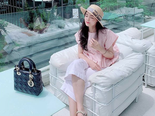 Vừa tiết lộ doanh thu 1 tháng gần 2 tỷ, bà bầu 9X Quỳnh Anh - vợ cầu thủ Duy Mạnh đã mạnh tay sắm cả núi đồ hiệu, ước tính giá trị không dưới trăm triệu