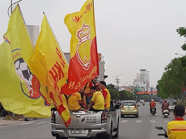 Sao HAGL thích thú khi thấy cổ động viên Nam Định diễu hành, hát hò từ sáng trước trận cầu đặc biệt