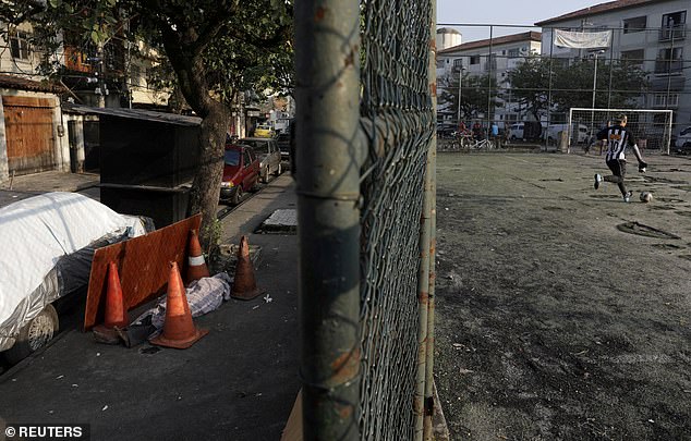 Brazil: Thi thể người nghi chết vì Covid-19 nằm cạnh sân bóng trẻ em