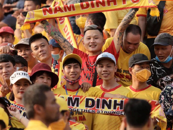 Báo Thái Lan hốt hoảng khi thấy biển người Việt đi xem bóng đá: Tại sao họ không đeo khẩu trang và cũng chẳng giữ khoảng cách an toàn?