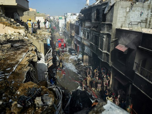 Tìm thấy hộp đen máy bay rơi tại Pakistan
