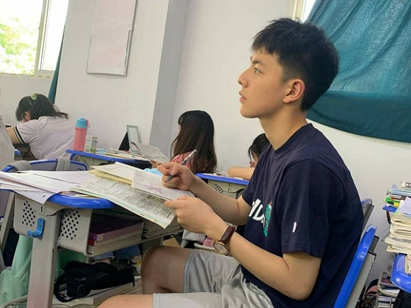 Chỉ với vài bức hình chụp lén khi học bài, nam sinh điển trai khiến hội chị em gục ngã vì góc nghiêng quá đỗi xuất sắc