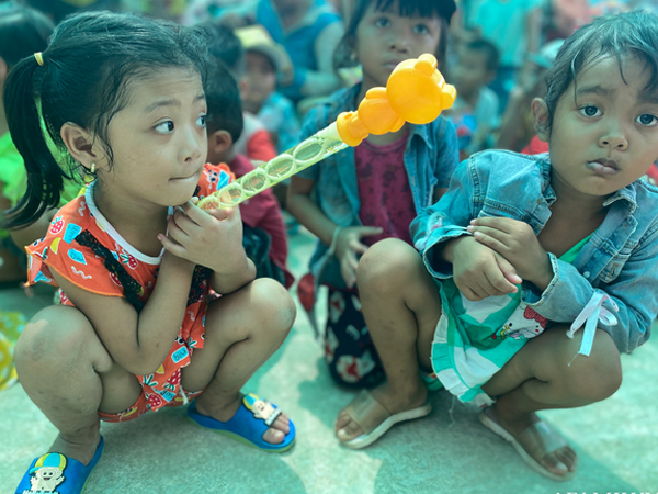Lời khẩn cầu của cô hiệu phó trường mầm non Hoa Lan: 'Cho em xin thêm 30 phần quà nữa, nhiều bé còn chưa đến được'