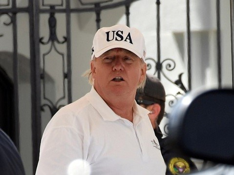 Trump đi chơi golf, hối thúc mở cửa trở lại