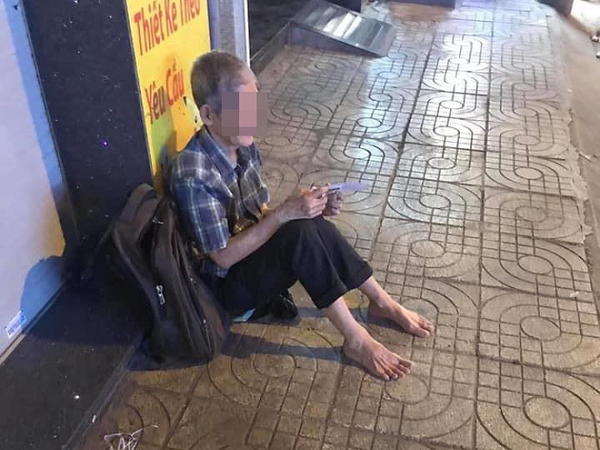Thấy cụ già mù một mắt bán vé số, cô gái tặng tiền tại chỗ, khi về tiếp tục giúp bằng hành động đặc biệt