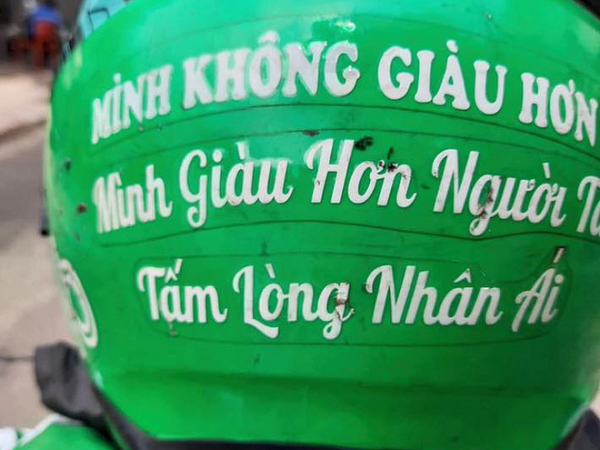 Bác xe ôm kể chuyện cứu cô gái định nhảy cầu tự vẫn, thân thế của ông càng gây bất ngờ