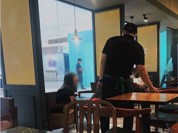 Cô gái ngồi cà phê cả buổi chỉ để chờ bạn trai làm bồi bàn tan ca, chuyện như tiểu thuyết ngôn tình ấy thế mà lại là sự thật